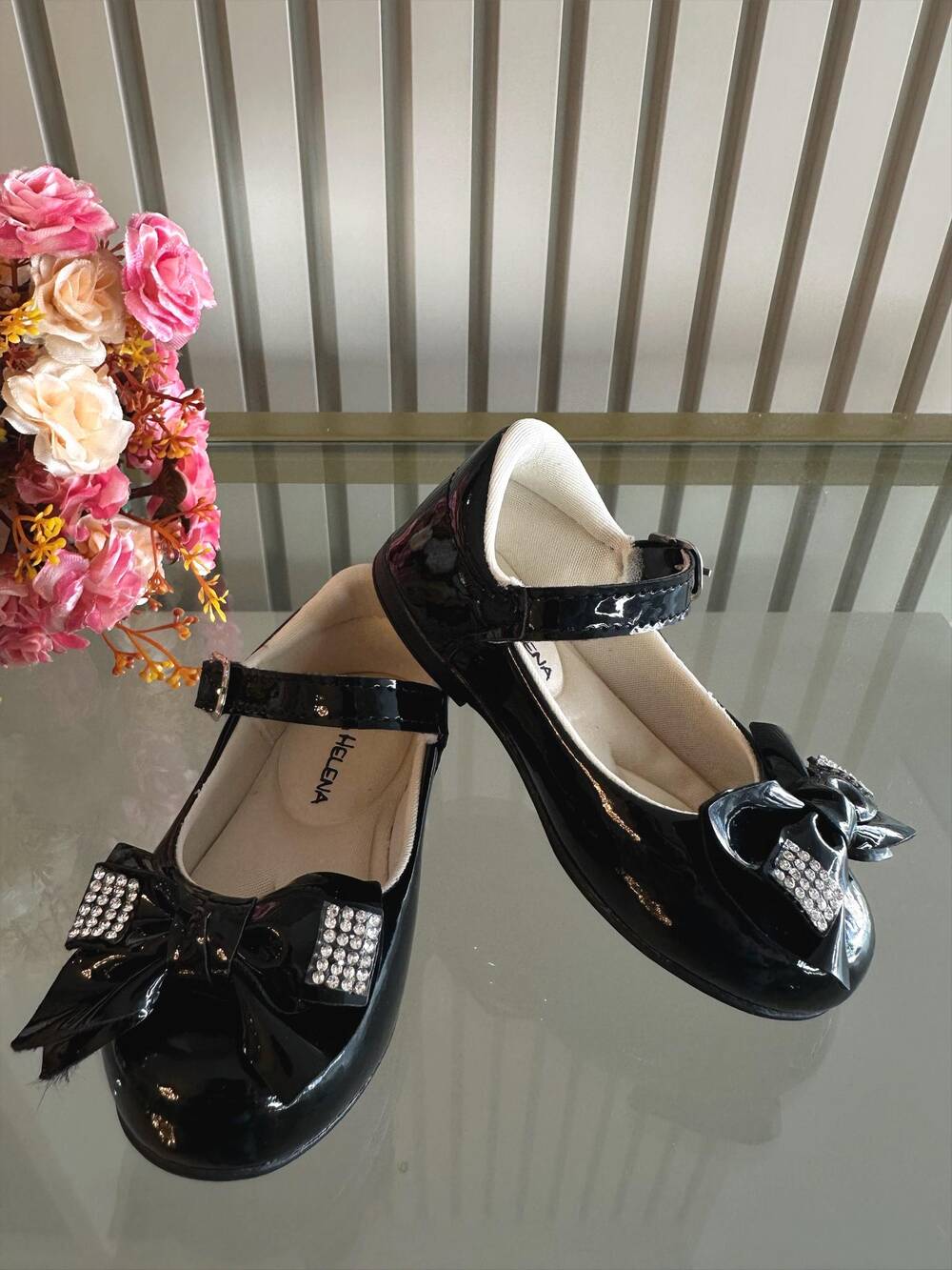 Sapatinho Preto Verniz C/ Aplique de Lacinho e Strass