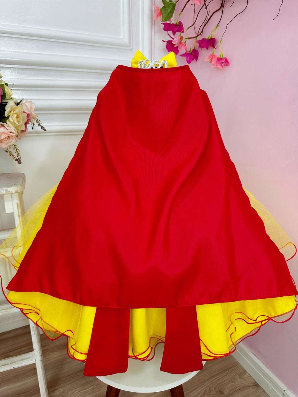 Vestido Infantil Branca de Neve C/ Capa e Laço Strass