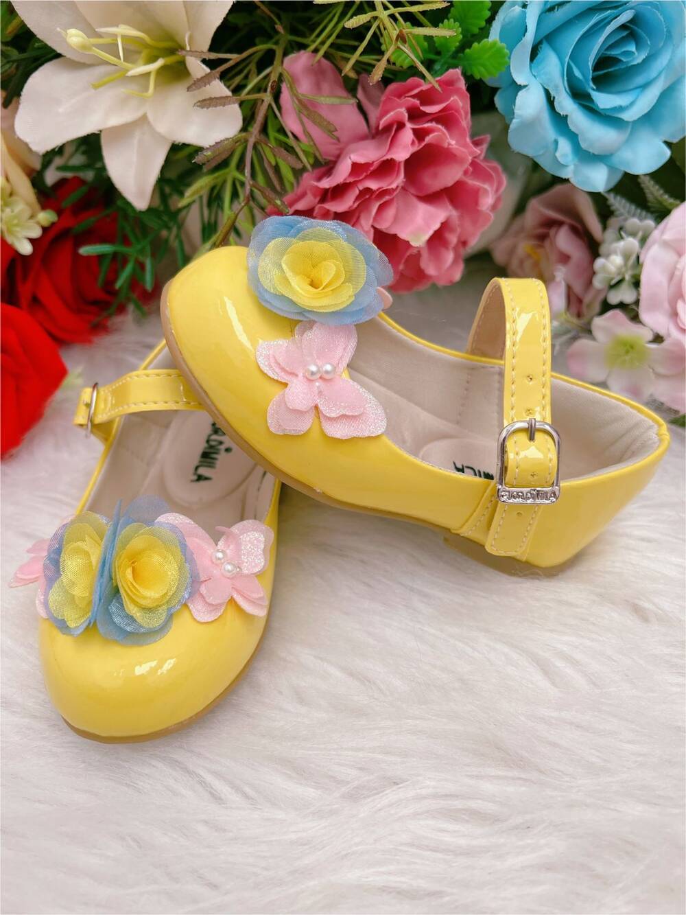 Sapatinho Amarelo Verniz Aplique Borboleta e Flor