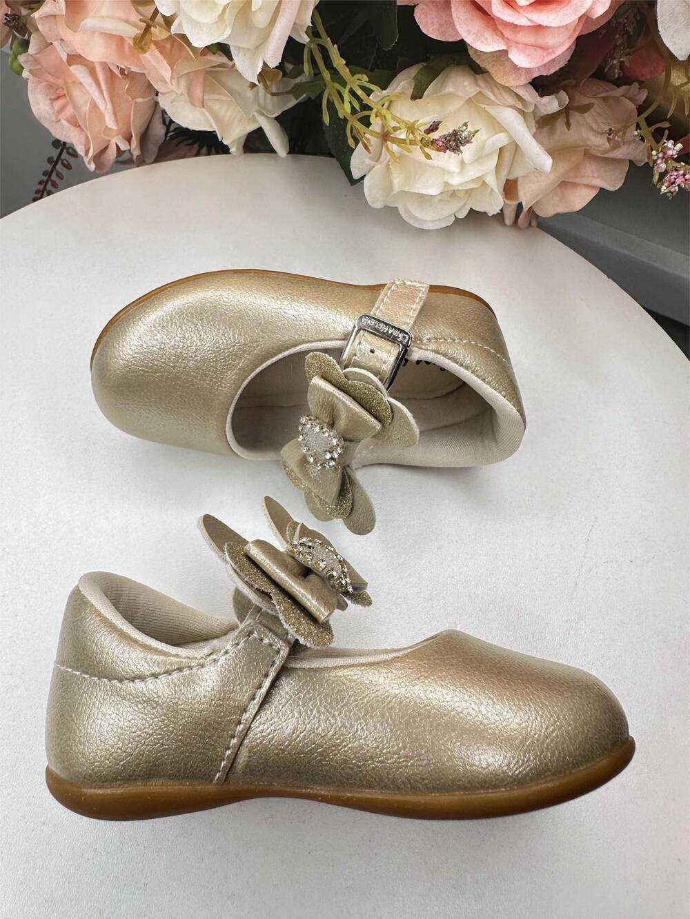 Sapatinho Dourado Com Aplique de Coraçãozinho de Strass