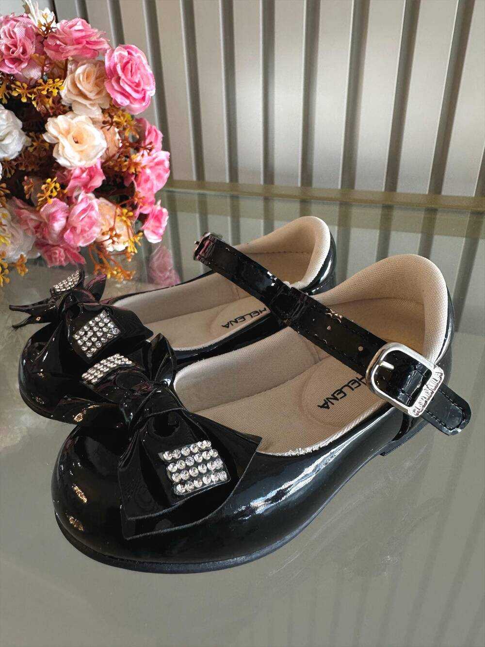 Sapatinho Preto Verniz C/ Aplique de Lacinho e Strass