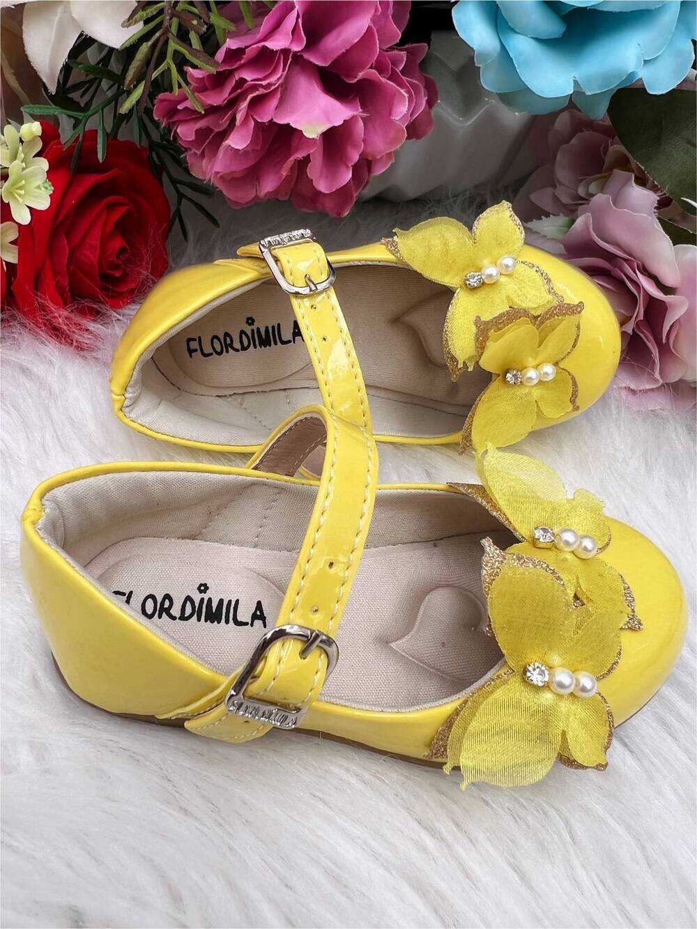 Sapatinho Amarelo Verniz C/ Aplique Borboleta Luxo Glitter