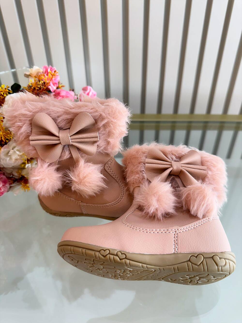 Botinha Infantil Nude Laço Pompom Com Pelúcia e Zíper