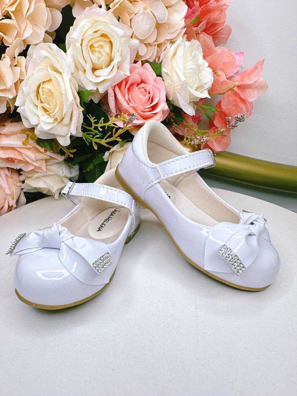 Sapatinho Branco Verniz Com Aplique Lacinho e Strass