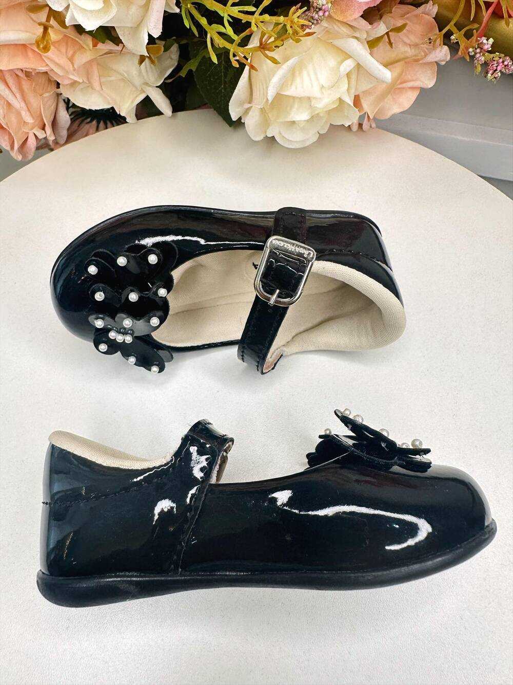 Sapatinho Preto Com Aplique de Borboletas e Pérolas