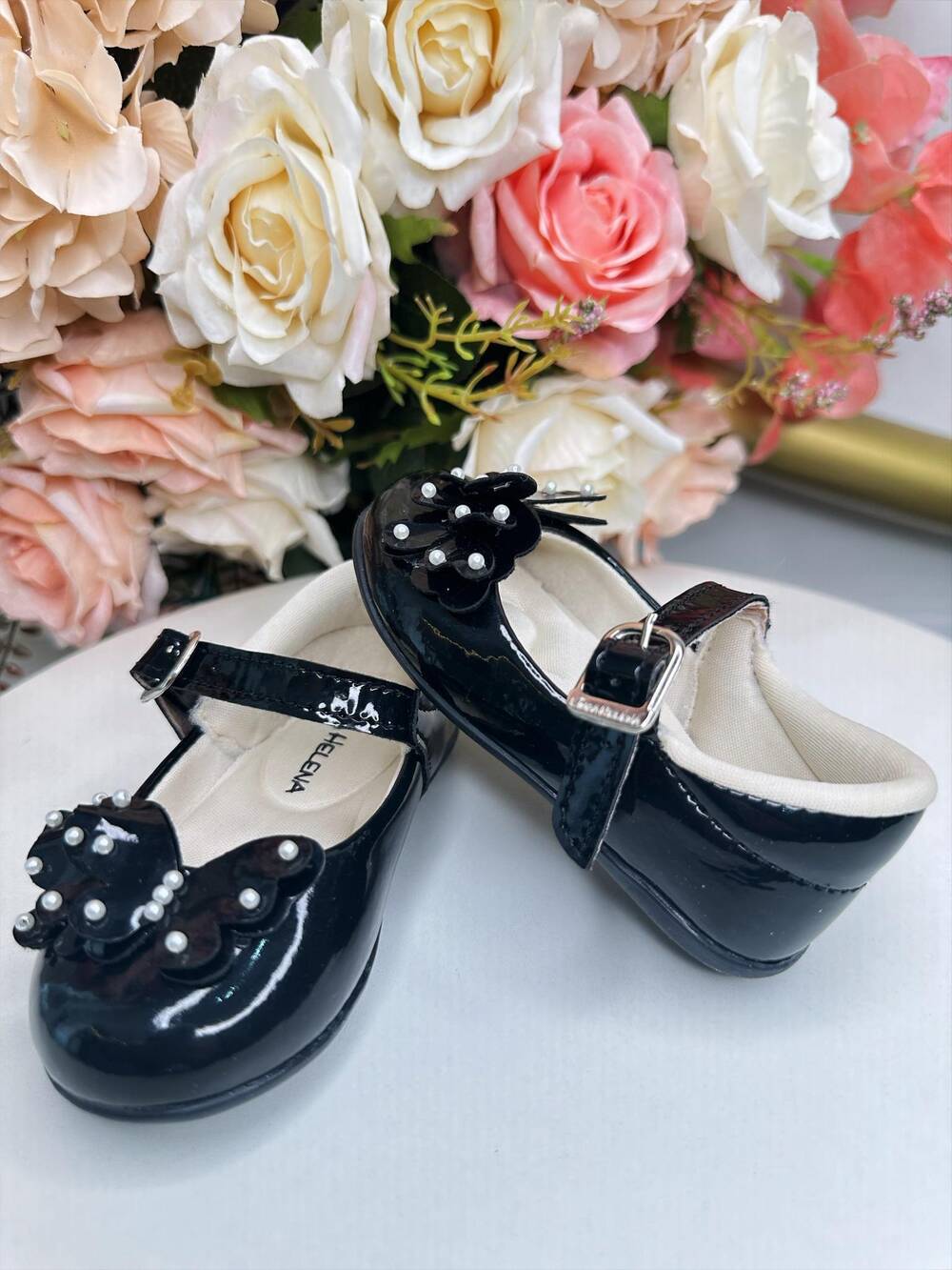 Sapatinho Preto Com Aplique de Borboletas e Pérolas