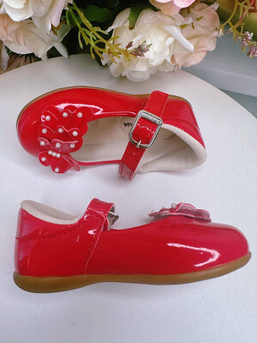 Sapatinho Vermelho Com Aplique de Borboletas e Pérolas