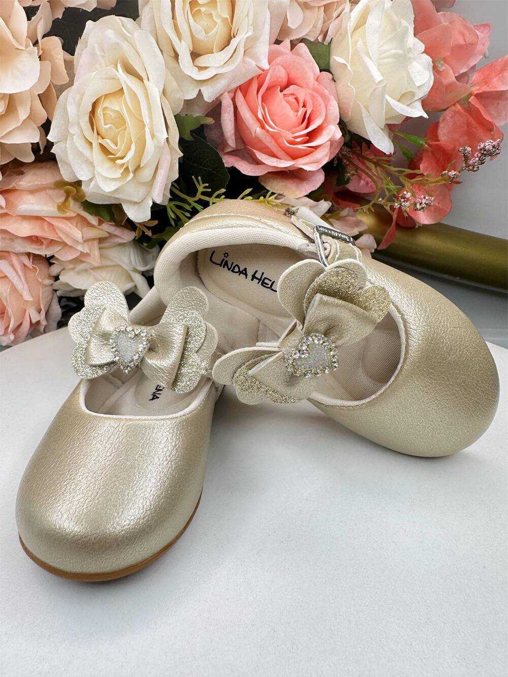 Sapatinho Dourado Com Aplique de Coraçãozinho de Strass