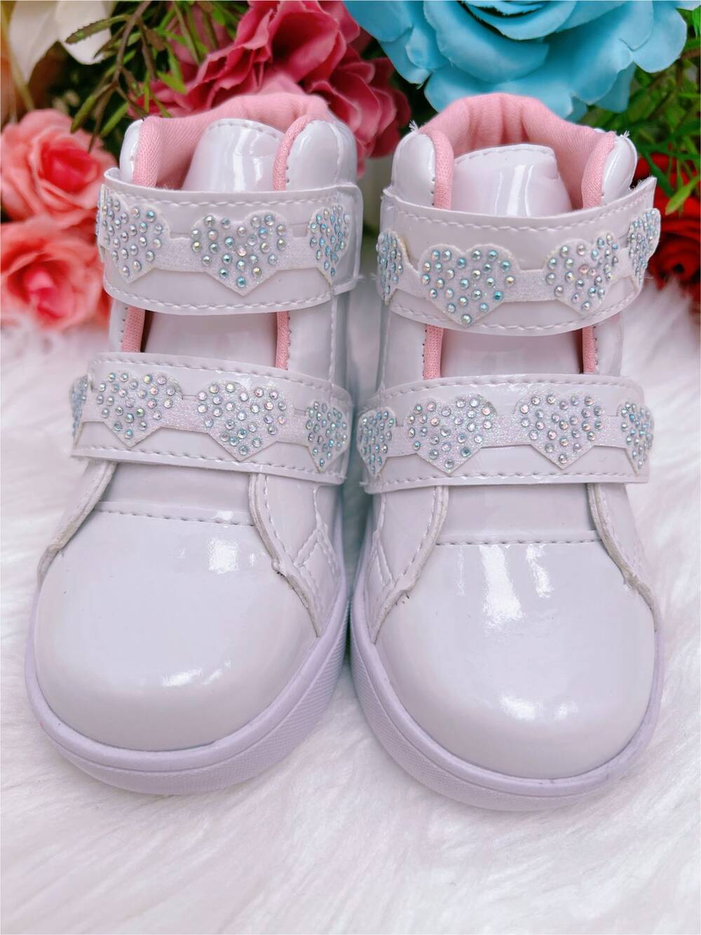 Coturno Infantil Branco Verniz Coração Brilho Com Velcro
