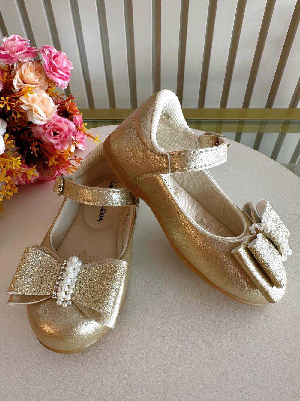 Sapatinho Ouro Com Aplique de Lacinho e Strass Glitter
