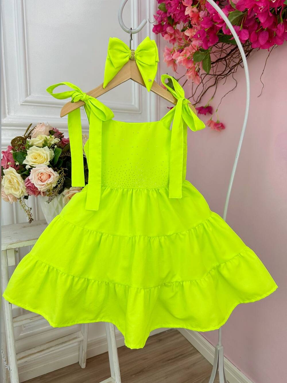 Vestido infantil Verde Lima Neon Strass no Busto e Laço Festa