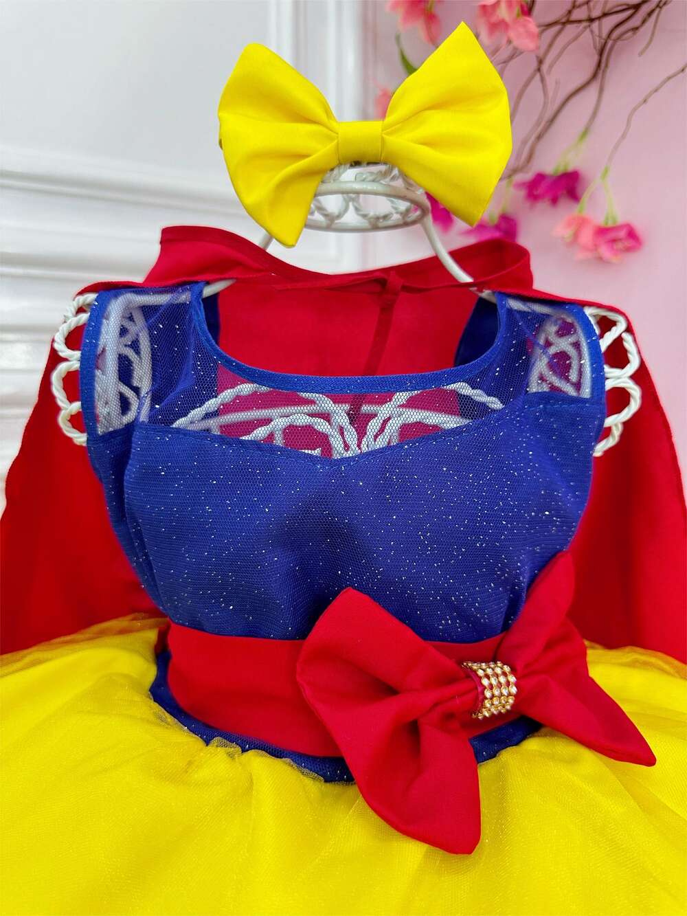 Vestido Infantil Branca de Neve C/ Capa e Laço Strass