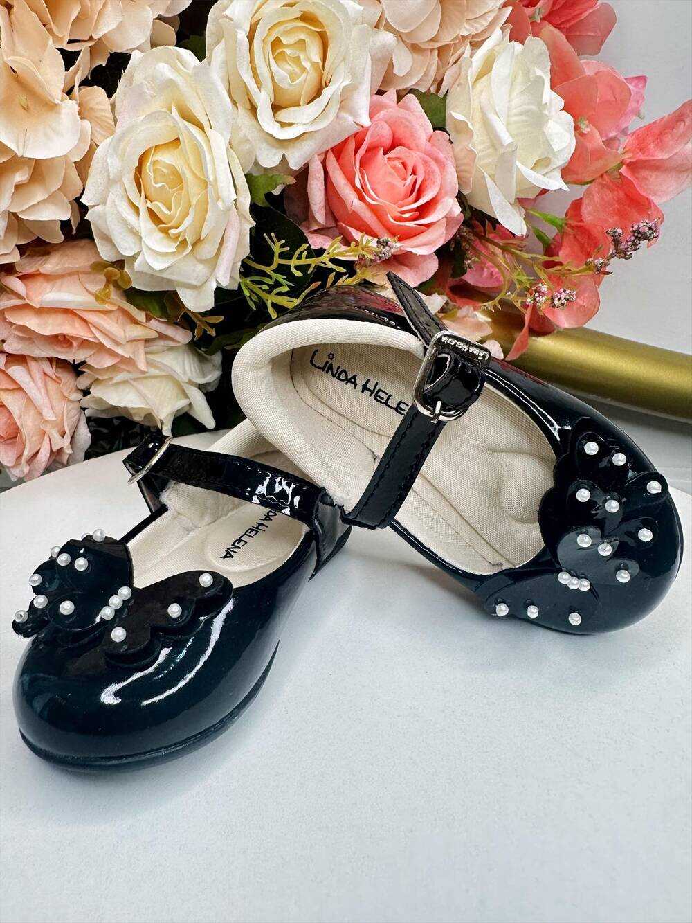 Sapatinho Preto Com Aplique de Borboletas e Pérolas