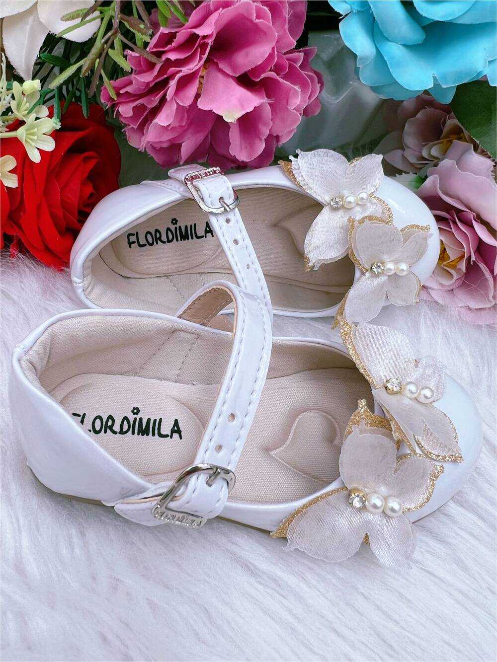 Sapatinho Branco Verniz C/ Aplique Borboleta Luxo Glitter