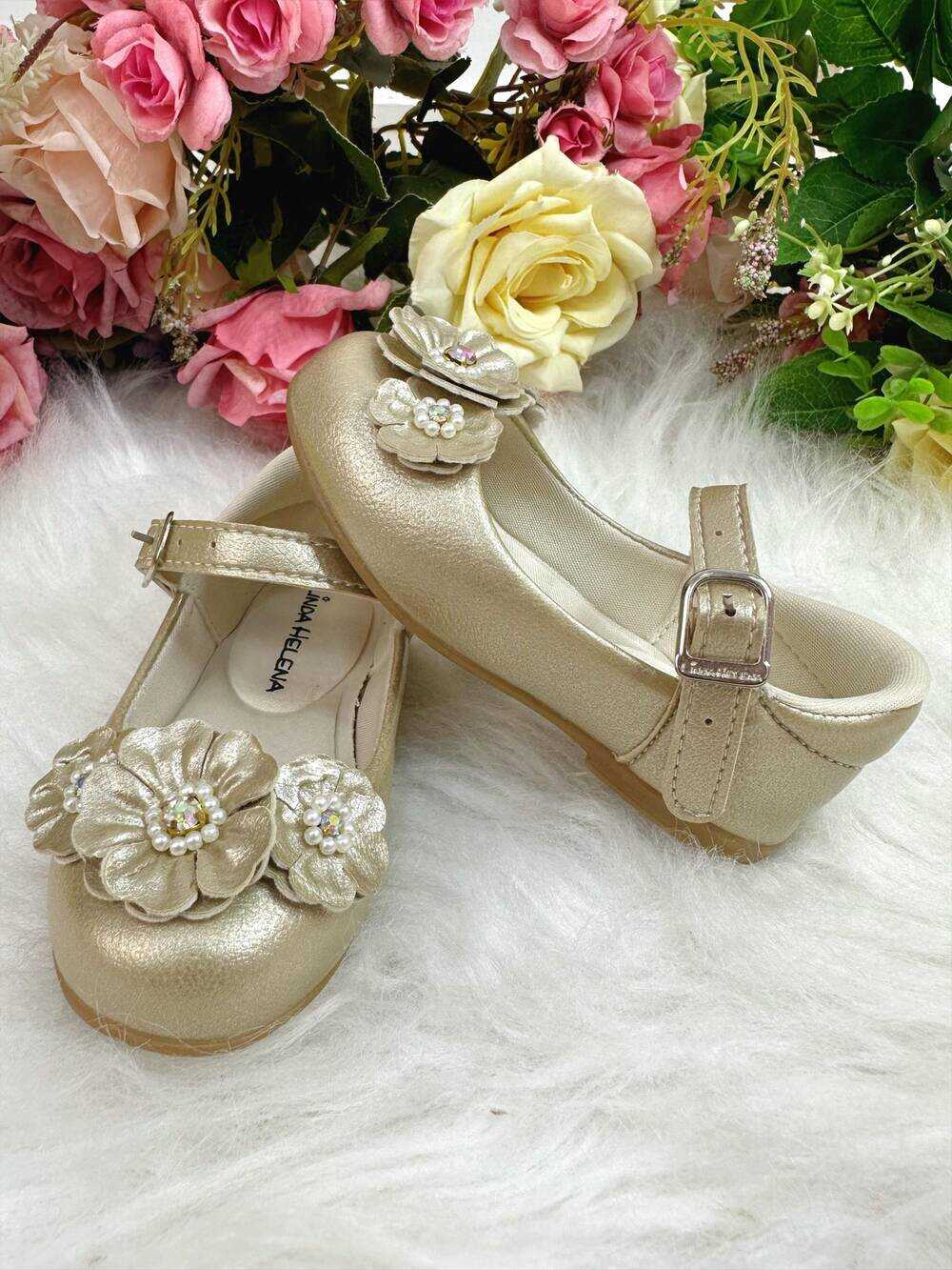 Sapatinho Dourado Verniz Com Florzinhas Pérolas e Strass