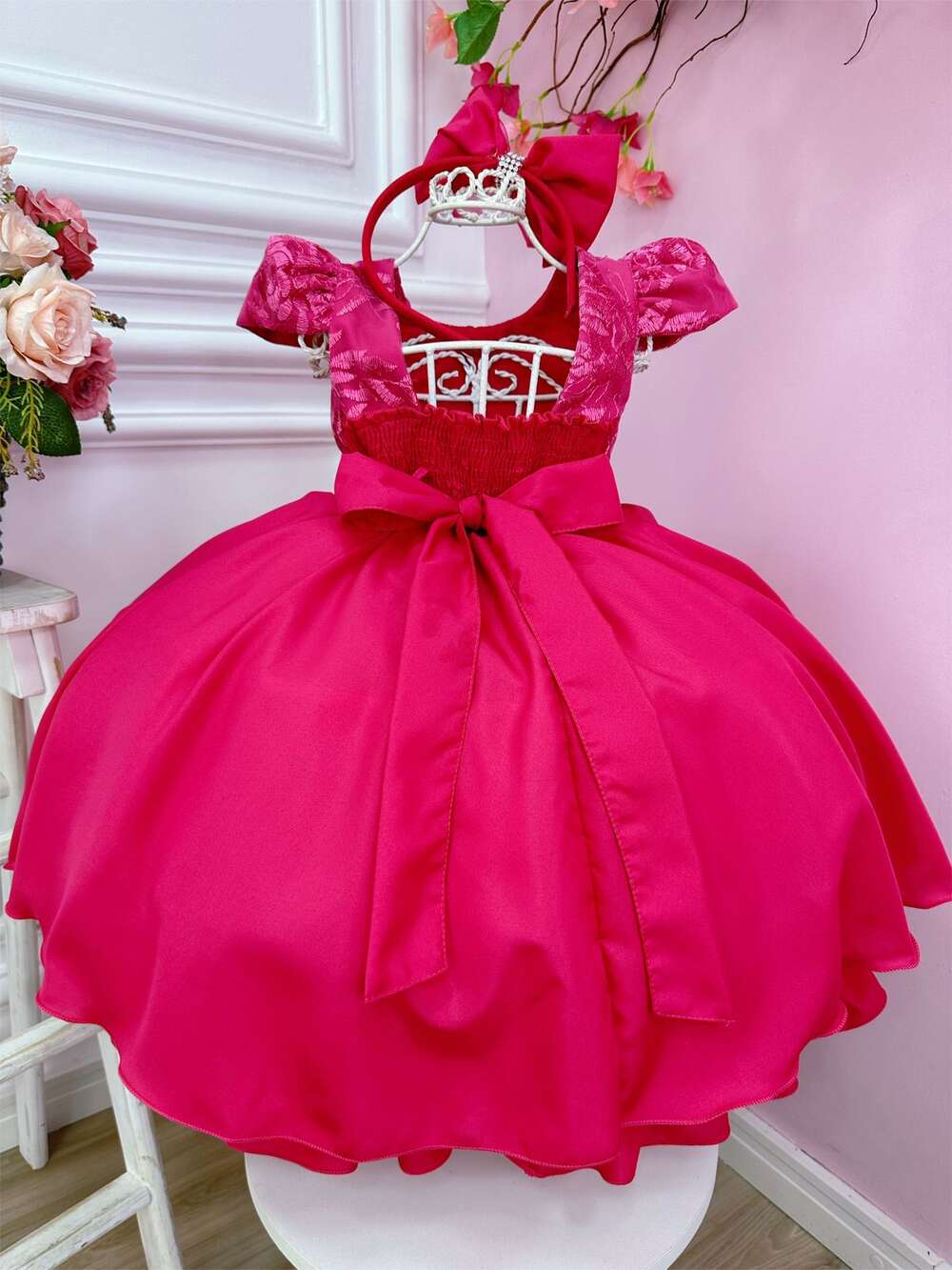 Vestido Infantil Pink Com Renda e Cinto de Pérolas Tiara