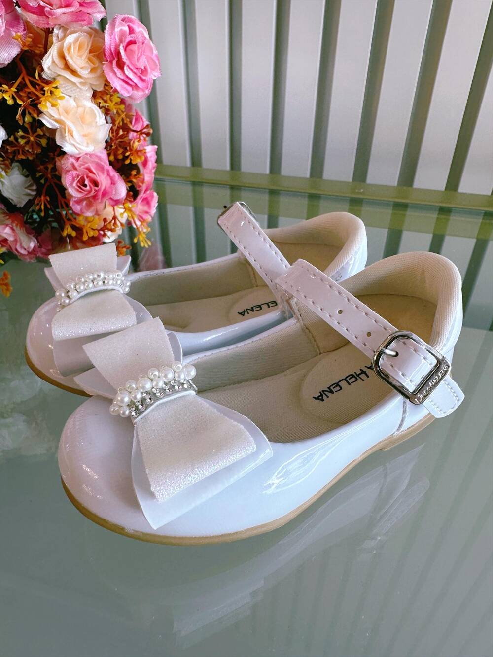 Sapatinho Branco Verniz Aplique de Lacinho e Strass Glitter