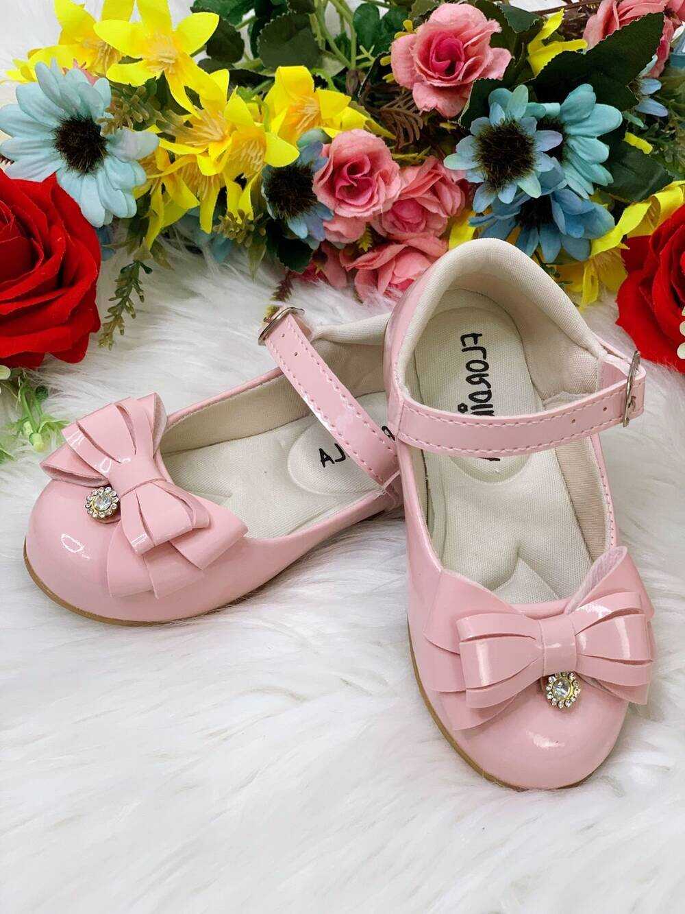 Sapatinho Rosa Verniz Com Lacinho e Florzinha de Strass