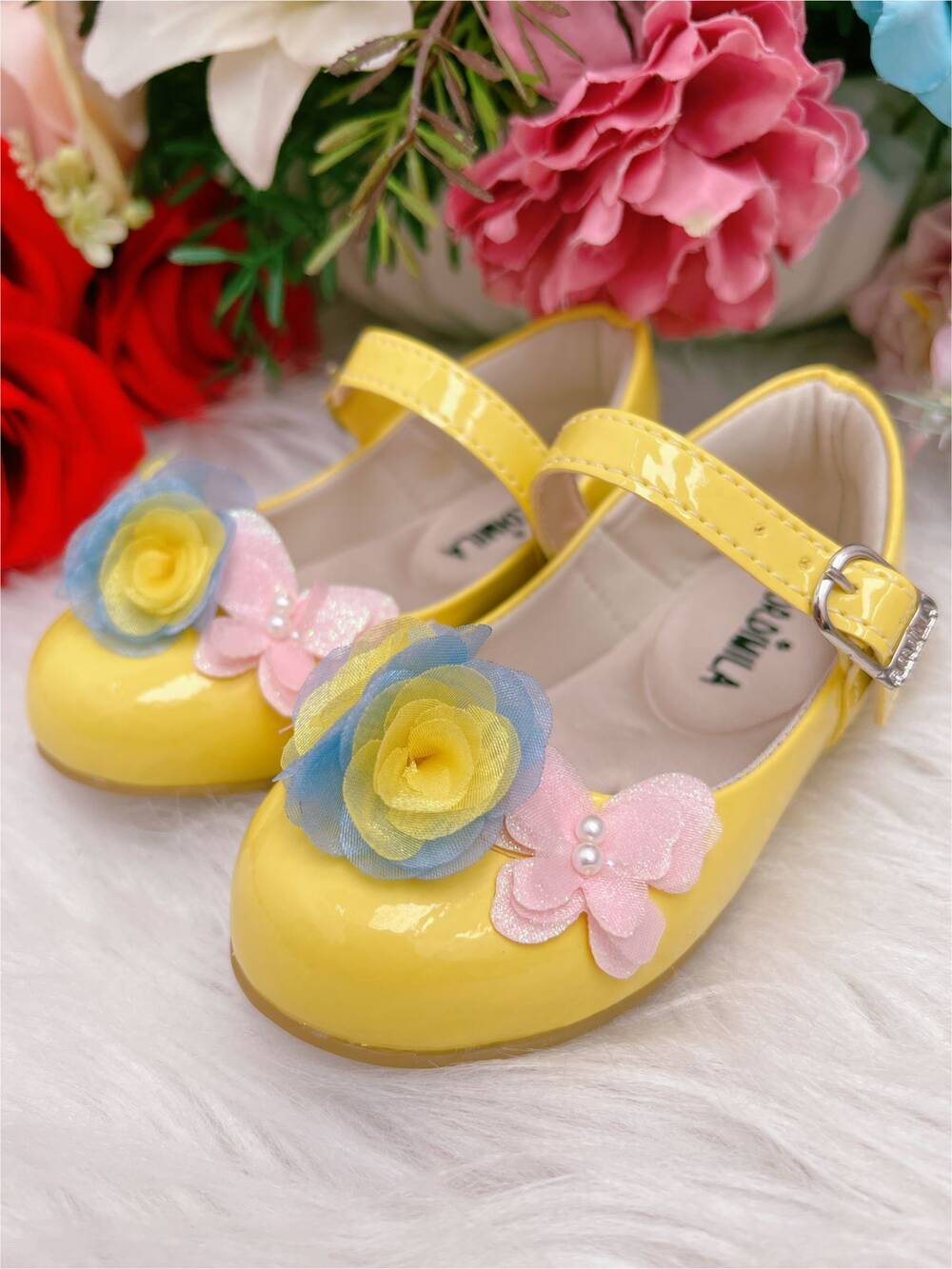 Sapatinho Amarelo Verniz Aplique Borboleta e Flor