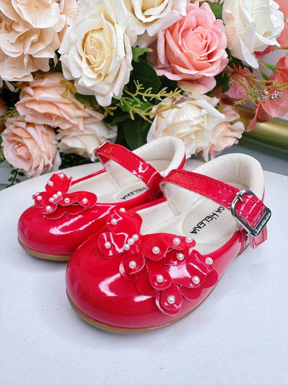Sapatinho Vermelho Com Aplique de Borboletas e Pérolas