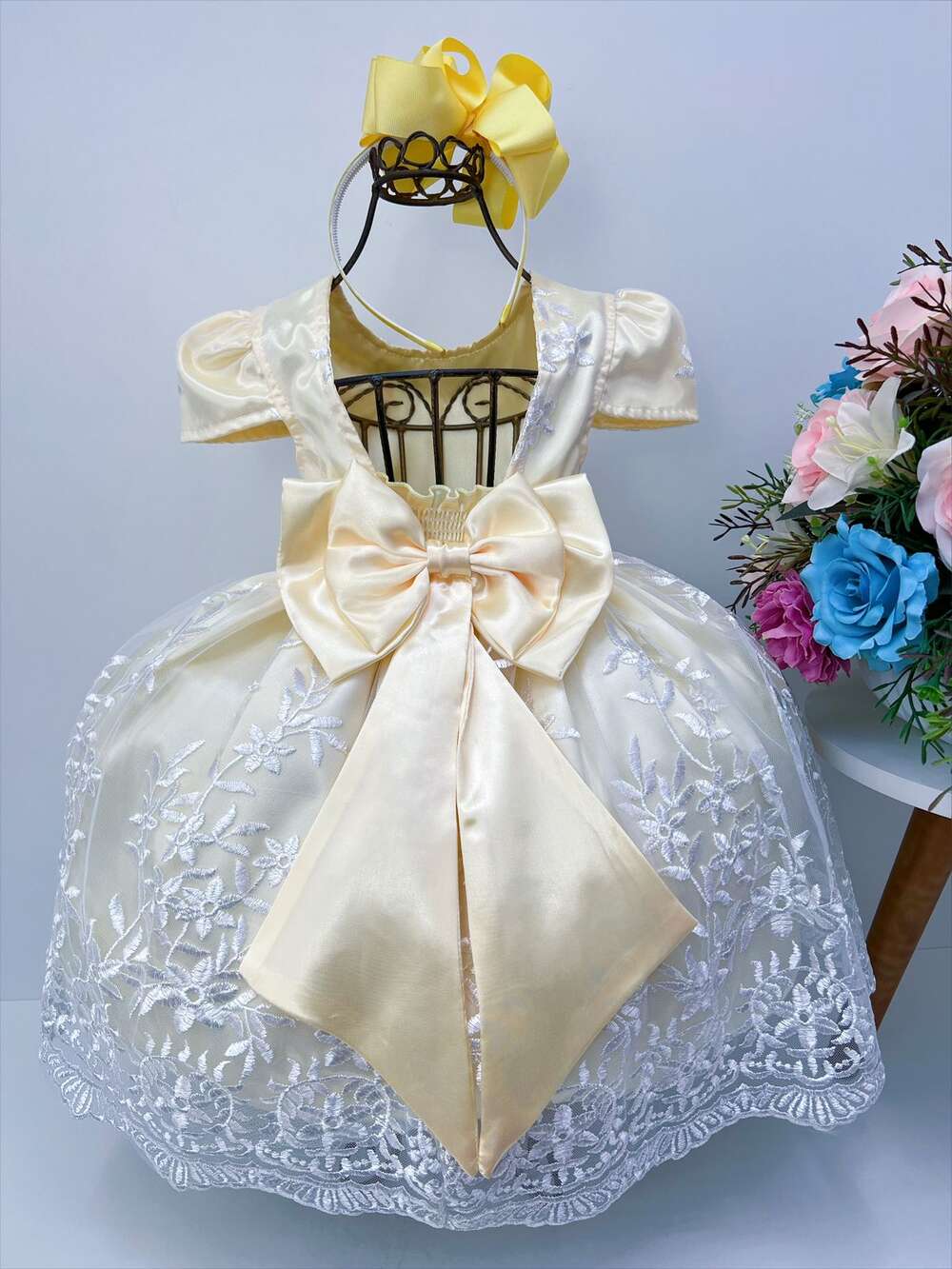 Vestido Infantil Amarelo Renda Branca Realeza Cinto Pérolas