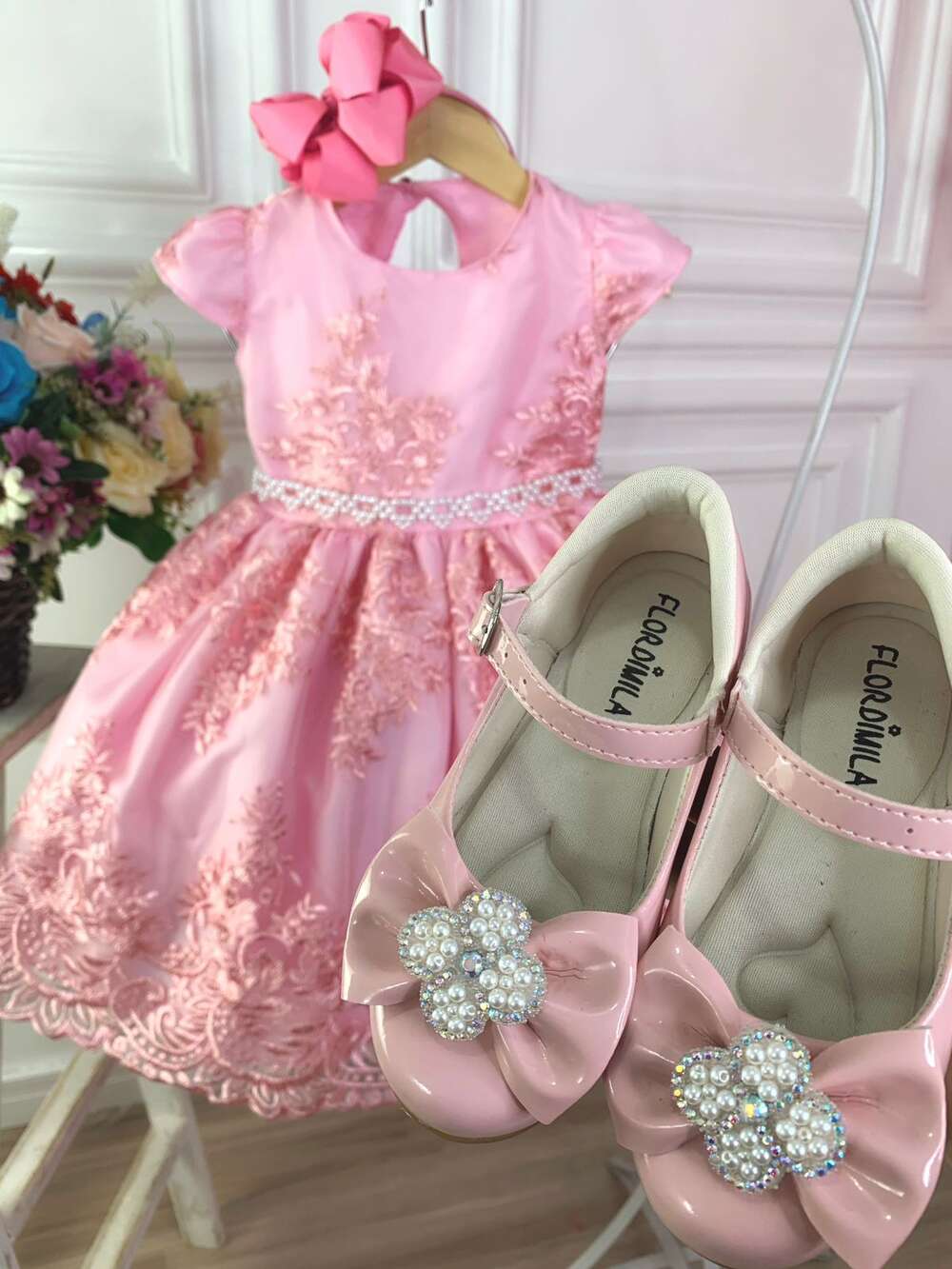 Vestido Infantil Rosa Com Renda Realeza e Cinto Pérolas