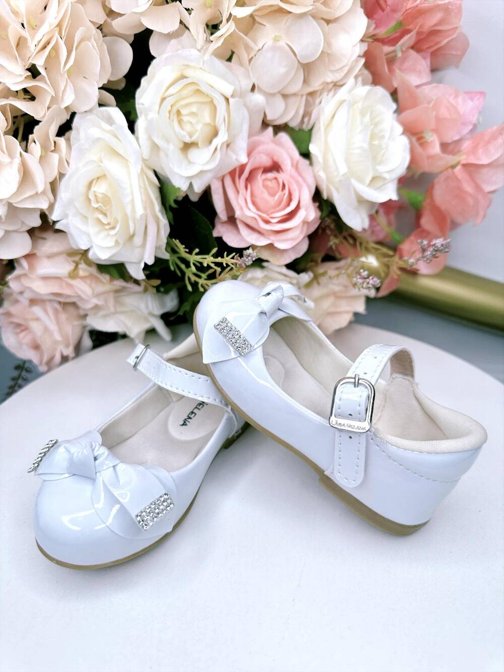 Sapatinho Branco Verniz Com Aplique Lacinho e Strass