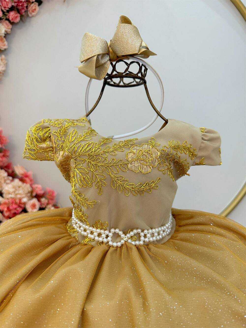 Vestido Infantil Dourado C/ Renda Realeza e Pérolas Damas