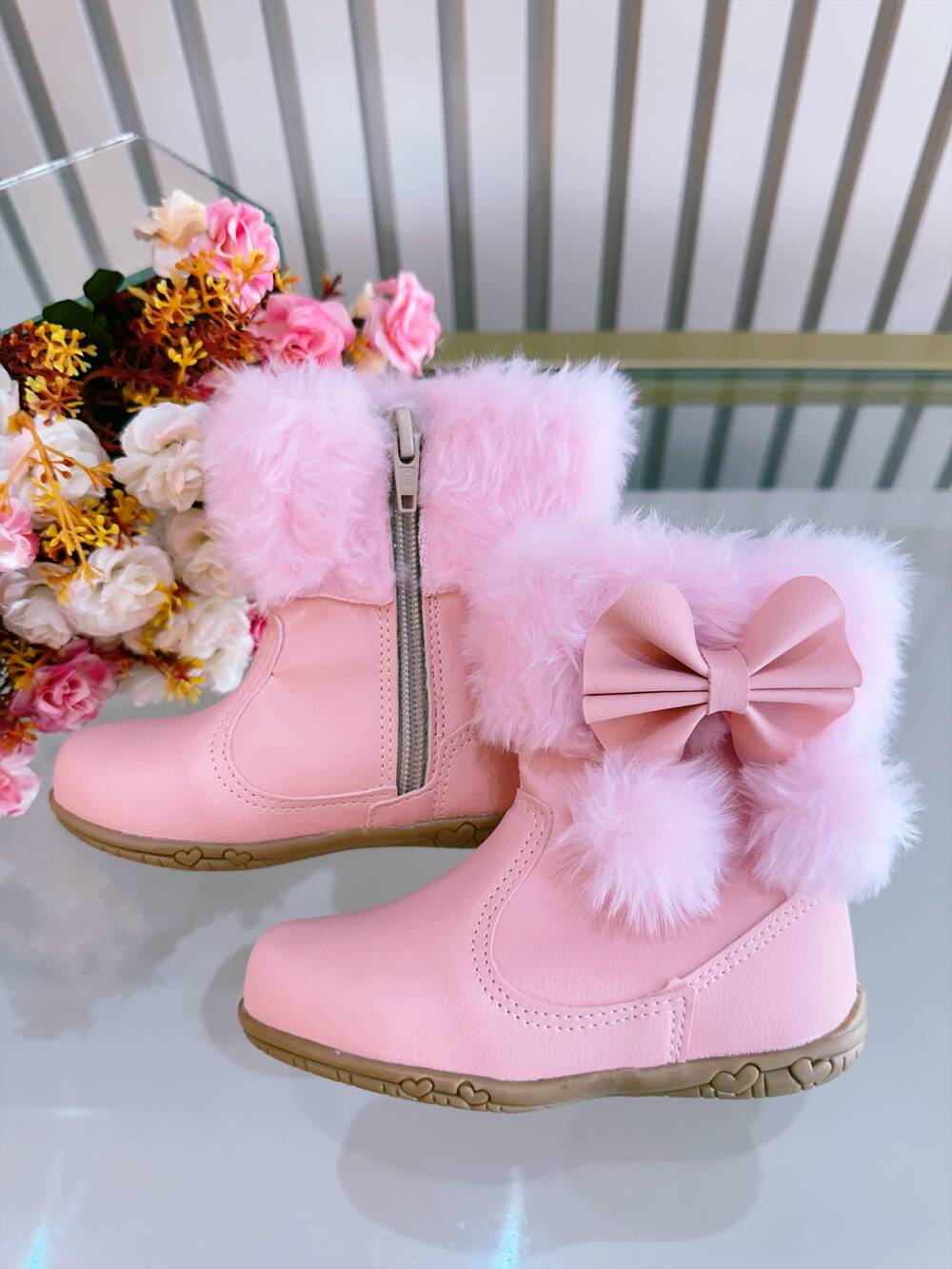 Botinha Infantil Rosa Laço Pompom Com Pelúcia e Zíper