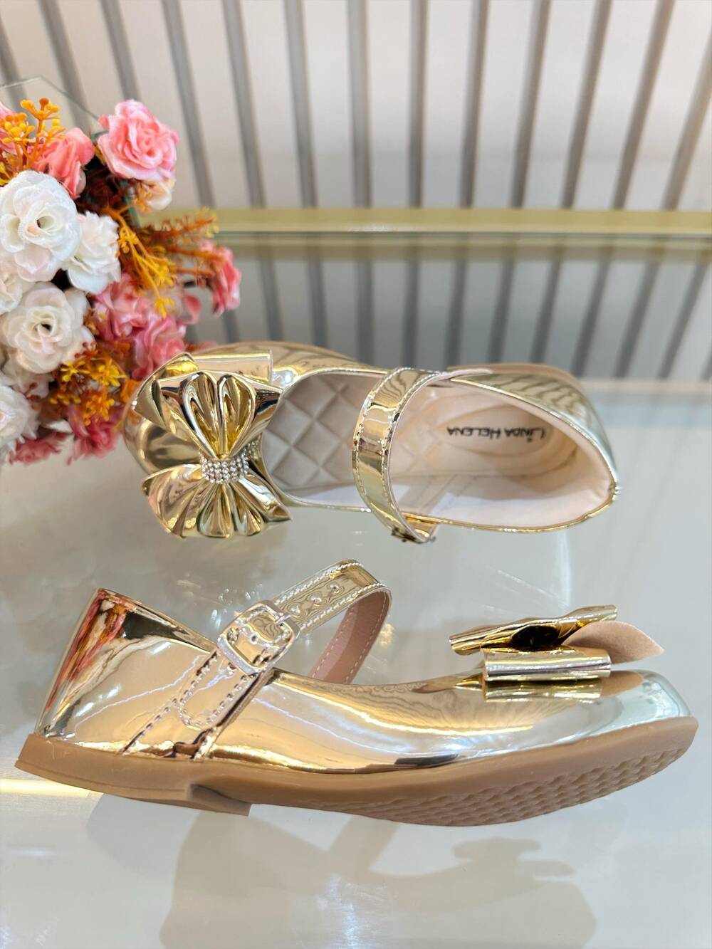 Sapatinho Dourado Metalizado Luxo Com Lacinho e Strass