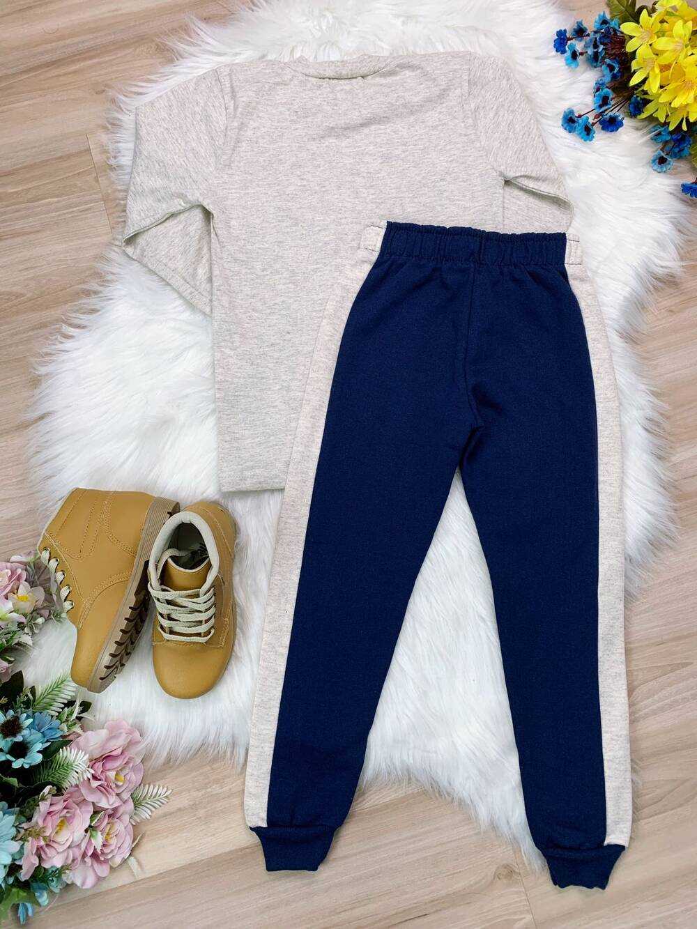 Conjunto de Moletom Blusa Marfim e Calça Azul Marinho Jogos