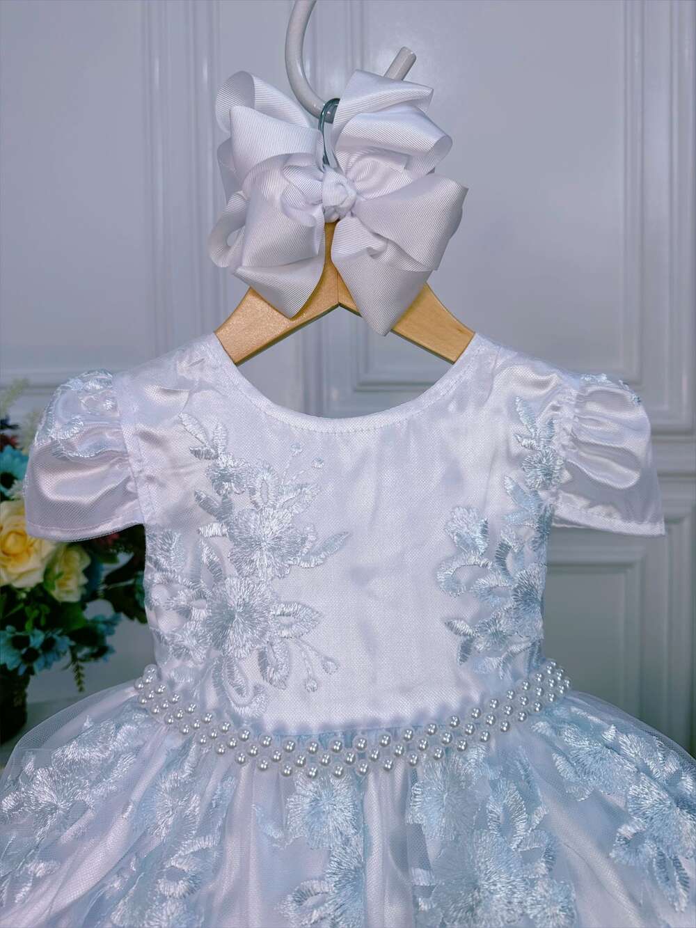 Vestido Infantil Branco Com Renda Realeza e Cinto de Pérola