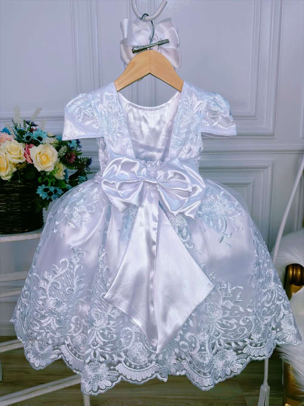 Vestido Infantil Branco Com Renda Realeza e Cinto de Pérola