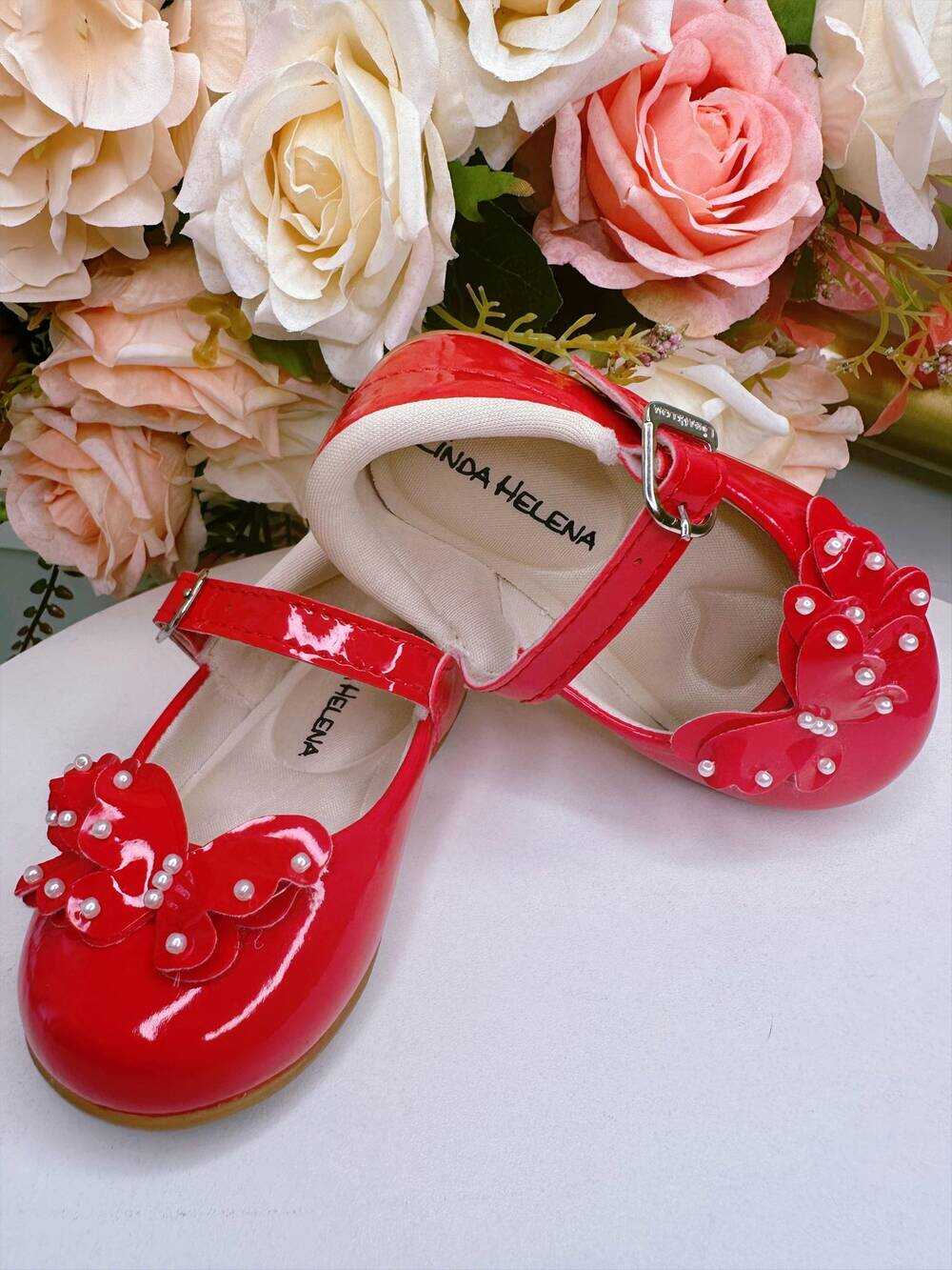 Sapatinho Vermelho Com Aplique de Borboletas e Pérolas