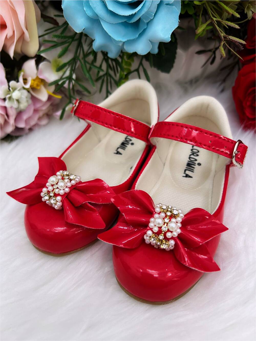 Sapatinho Vermelho Verniz Com Lacinho e Pérolas Strass