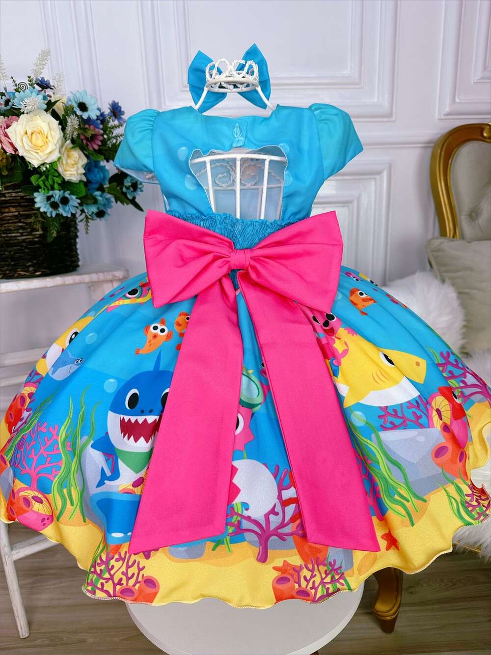 Vestido Infantil Baby Shark Brincando Fundo Mar Azul C/ Laço