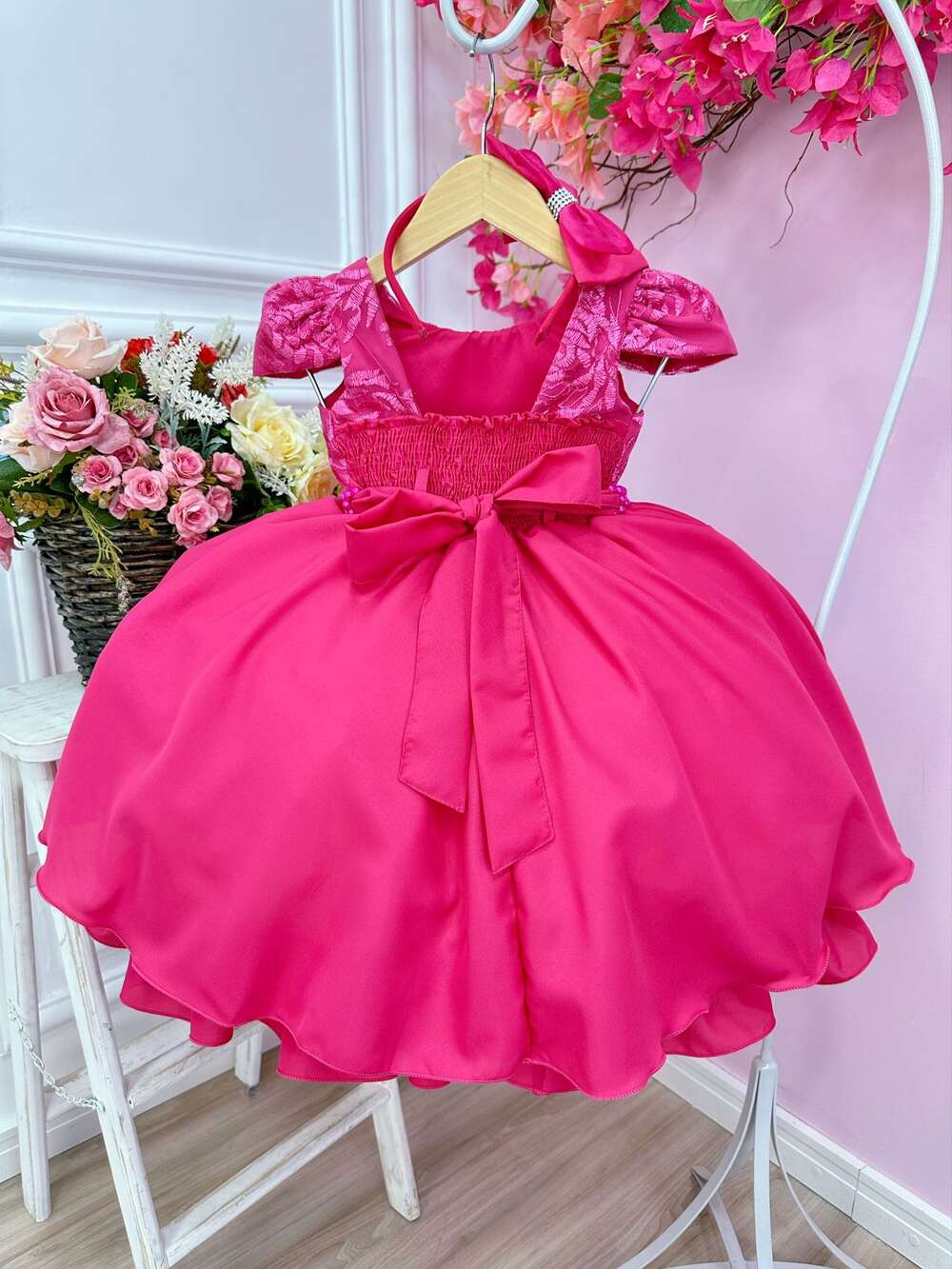 Vestido Infantil Pink Com Renda e Cinto de Pérolas Tiara