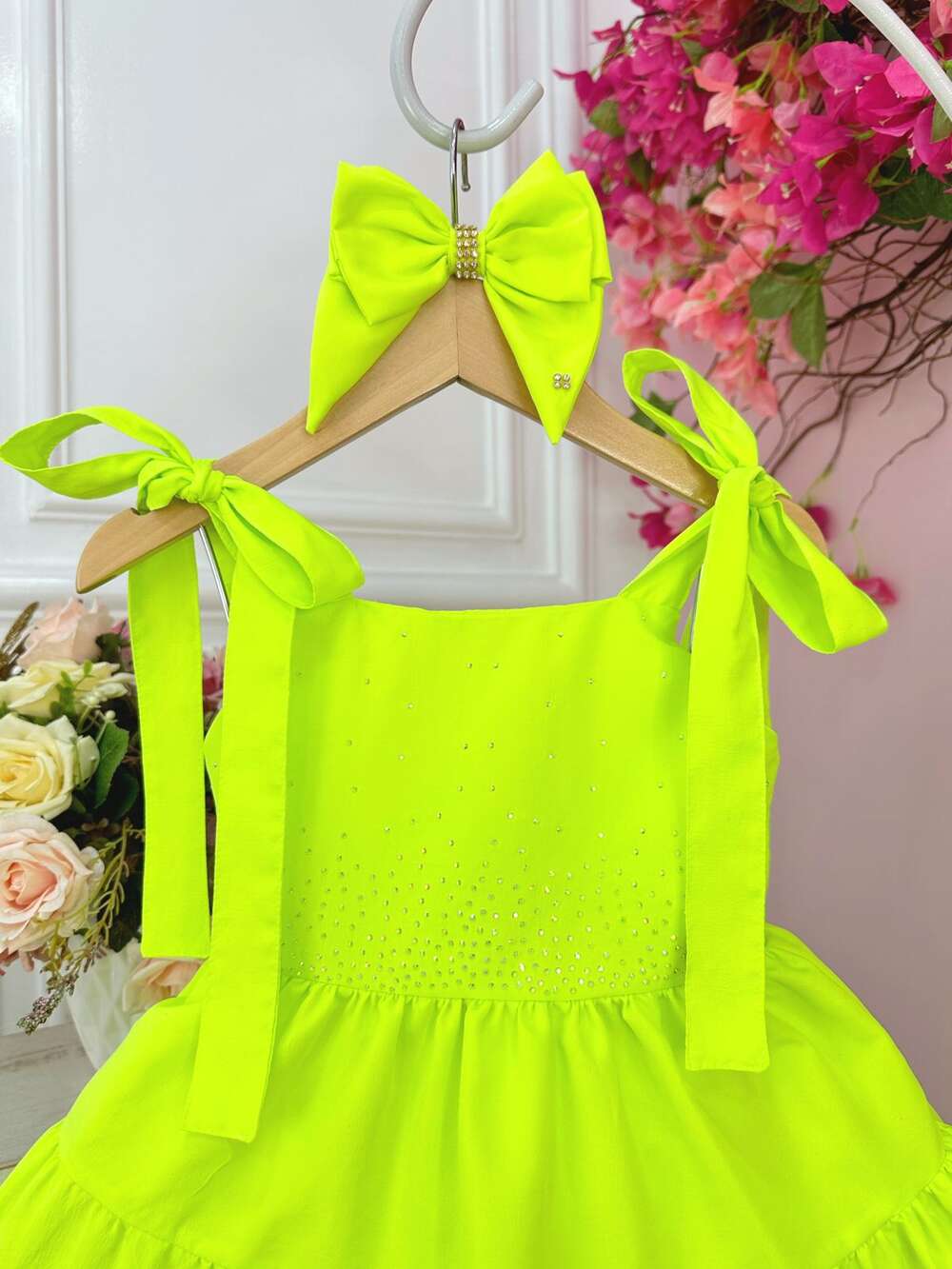 Vestido infantil Verde Lima Neon Strass no Busto e Laço Festa