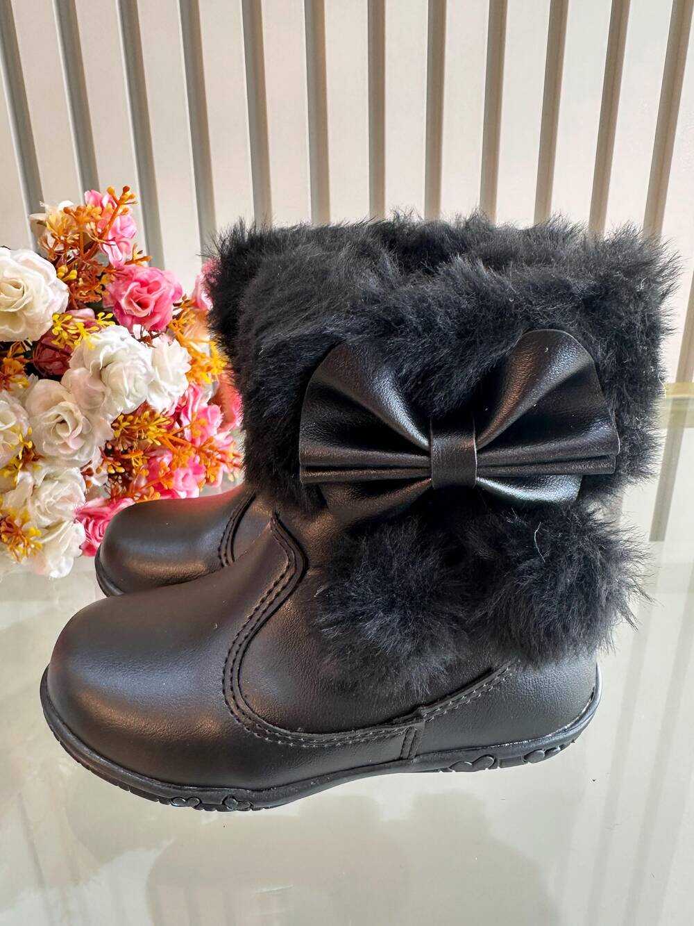 Botinha Infantil Preto Laço Pompom Com Pelúcia e Zíper