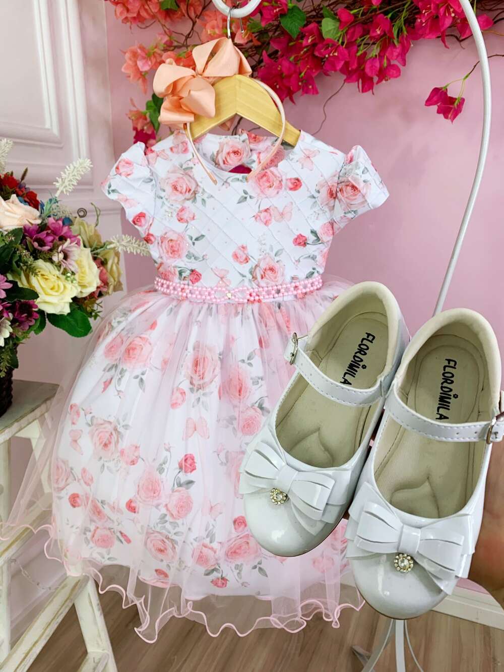 Vestido Infantil Branco Peito Nervura e Florido de Rosas