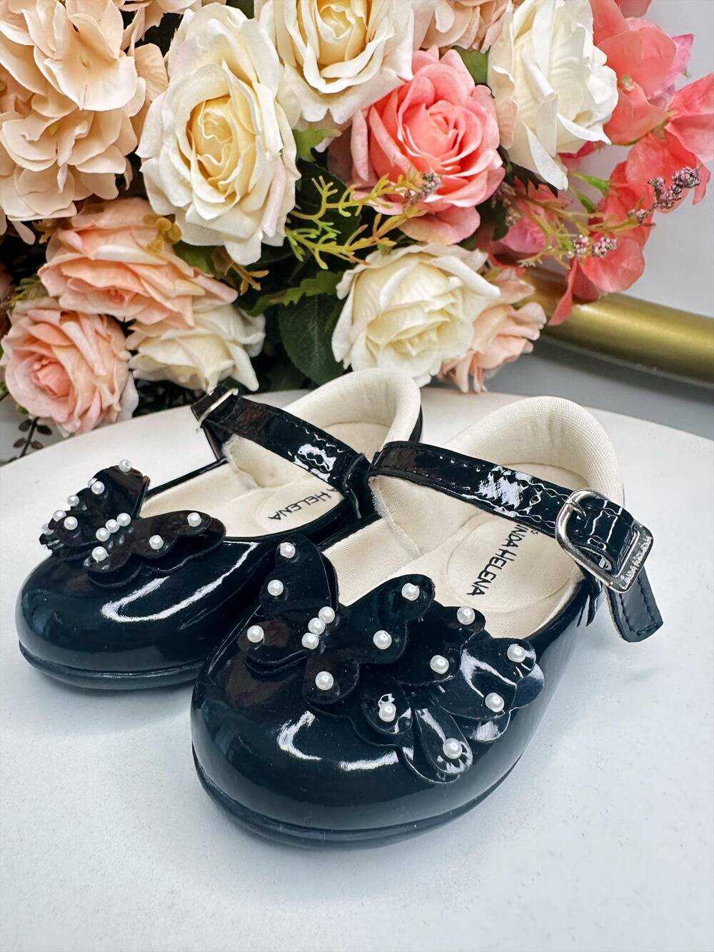 Sapatinho Preto Com Aplique de Borboletas e Pérolas