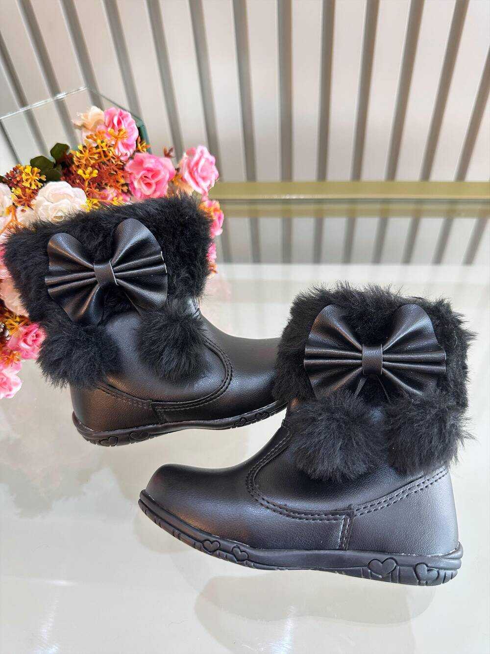 Botinha Infantil Preto Laço Pompom Com Pelúcia e Zíper