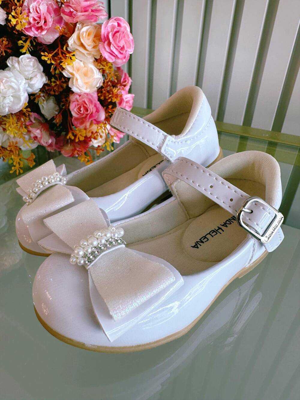 Sapatinho Branco Verniz Aplique de Lacinho e Strass Glitter
