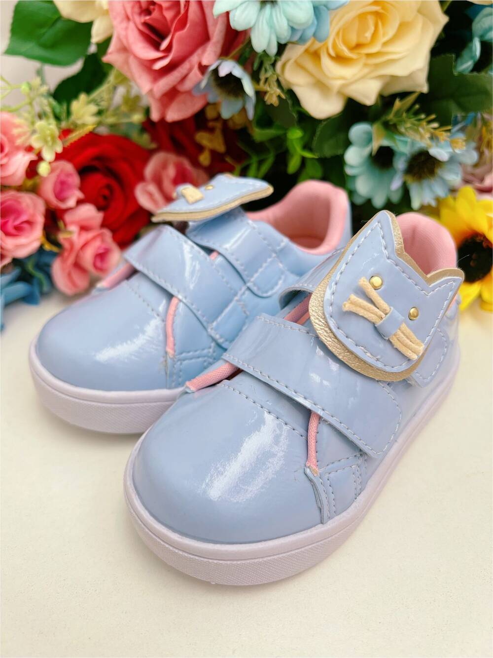 Tênis Azul Bebê Verniz Rosa e Aplique Gatinha Velcro Meninas