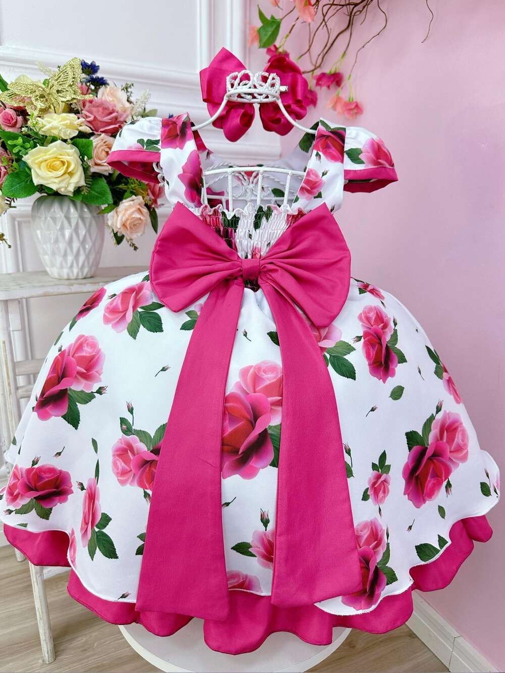 Vestido Infantil Branco C/ Broche e Florido de Rosas Damas