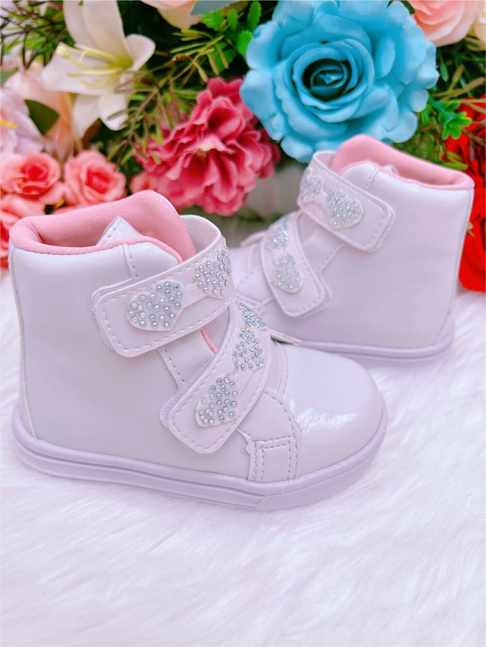 Coturno Infantil Branco Verniz Coração Brilho Com Velcro