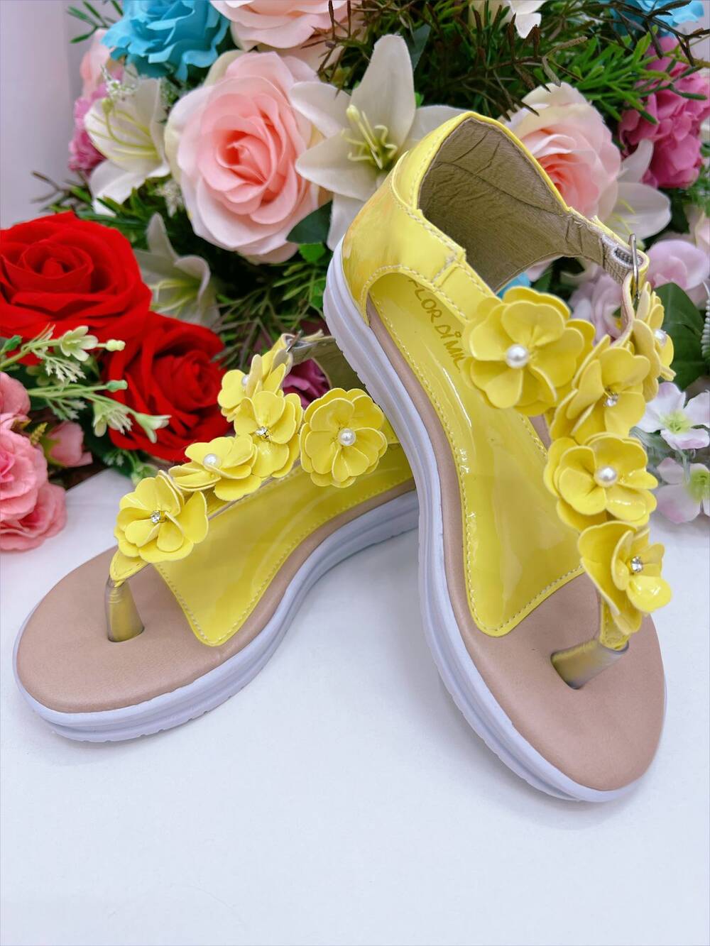 Sandália Infantil C/ Flor Pérolas e Strass Rasteira Amarelo