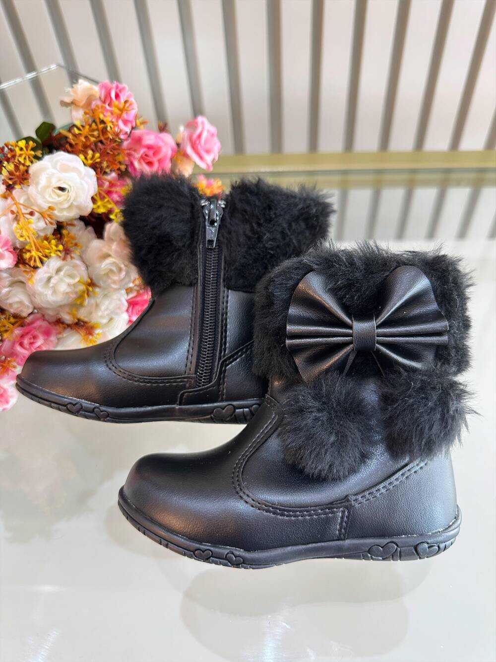 Botinha Infantil Preto Laço Pompom Com Pelúcia e Zíper