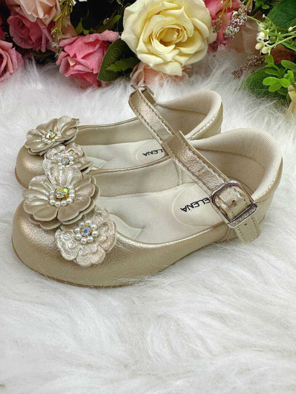 Sapatinho Dourado Verniz Com Florzinhas Pérolas e Strass