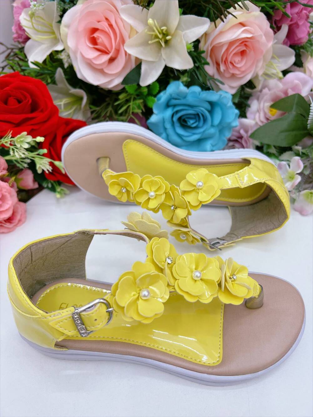 Sandália Infantil C/ Flor Pérolas e Strass Rasteira Amarelo